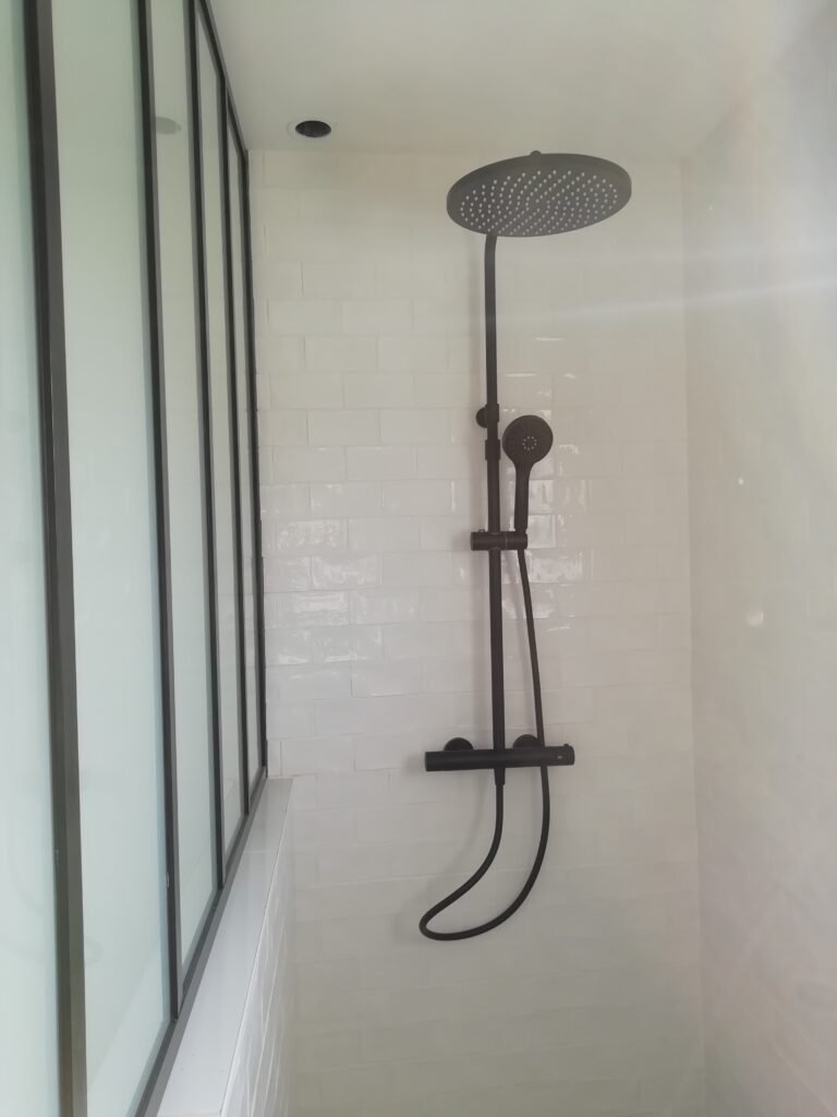 Artisan réalisant un dépannage électrique à domicile, intervention rapide éligible au crédit d’impôt pour services à la personne