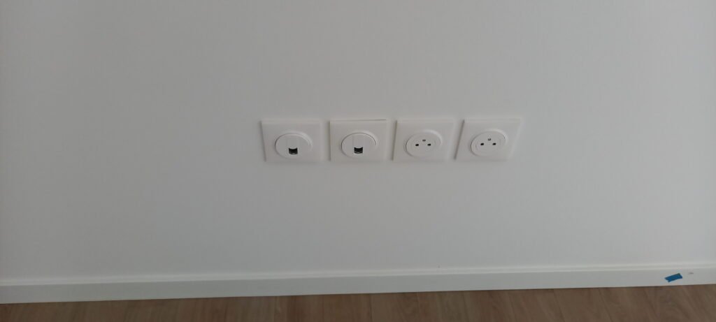 Interrupteurs électriques muraux modernes installés par Rapido Travaux – électricité et finition intérieure.