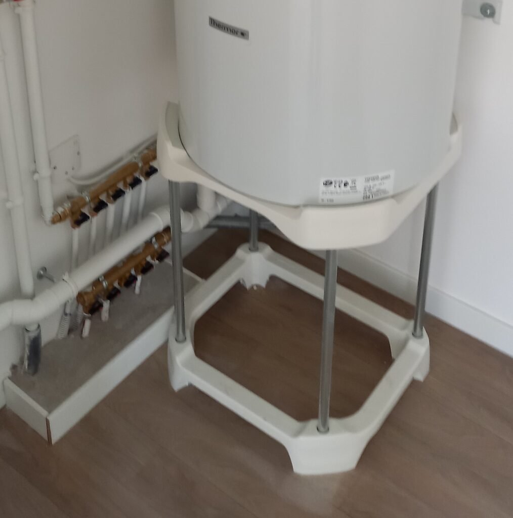Plombier en intervention pour la réparation d’un ballon d’eau chaude