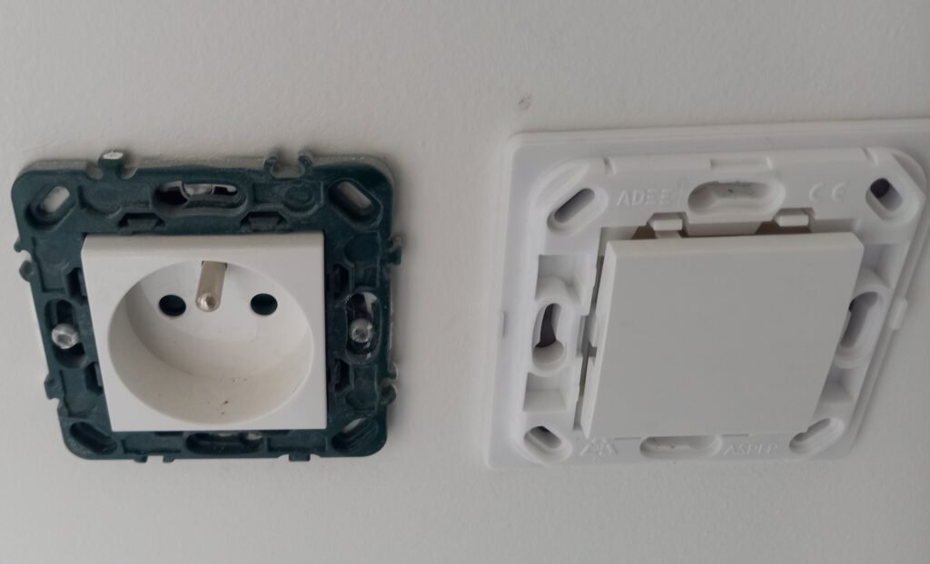 Installation de deux prises électriques en cours de chantier réalisée par Rapido Travaux – petits travaux de finition électrique.