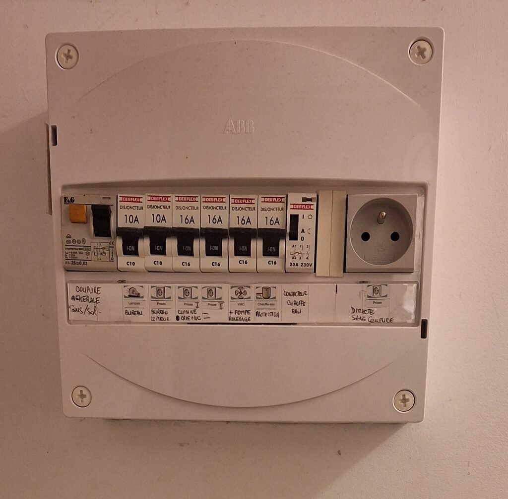 Tableau électrique remis aux normes par Rapido Travaux – installation sécurisée et conforme aux réglementations actuelles.