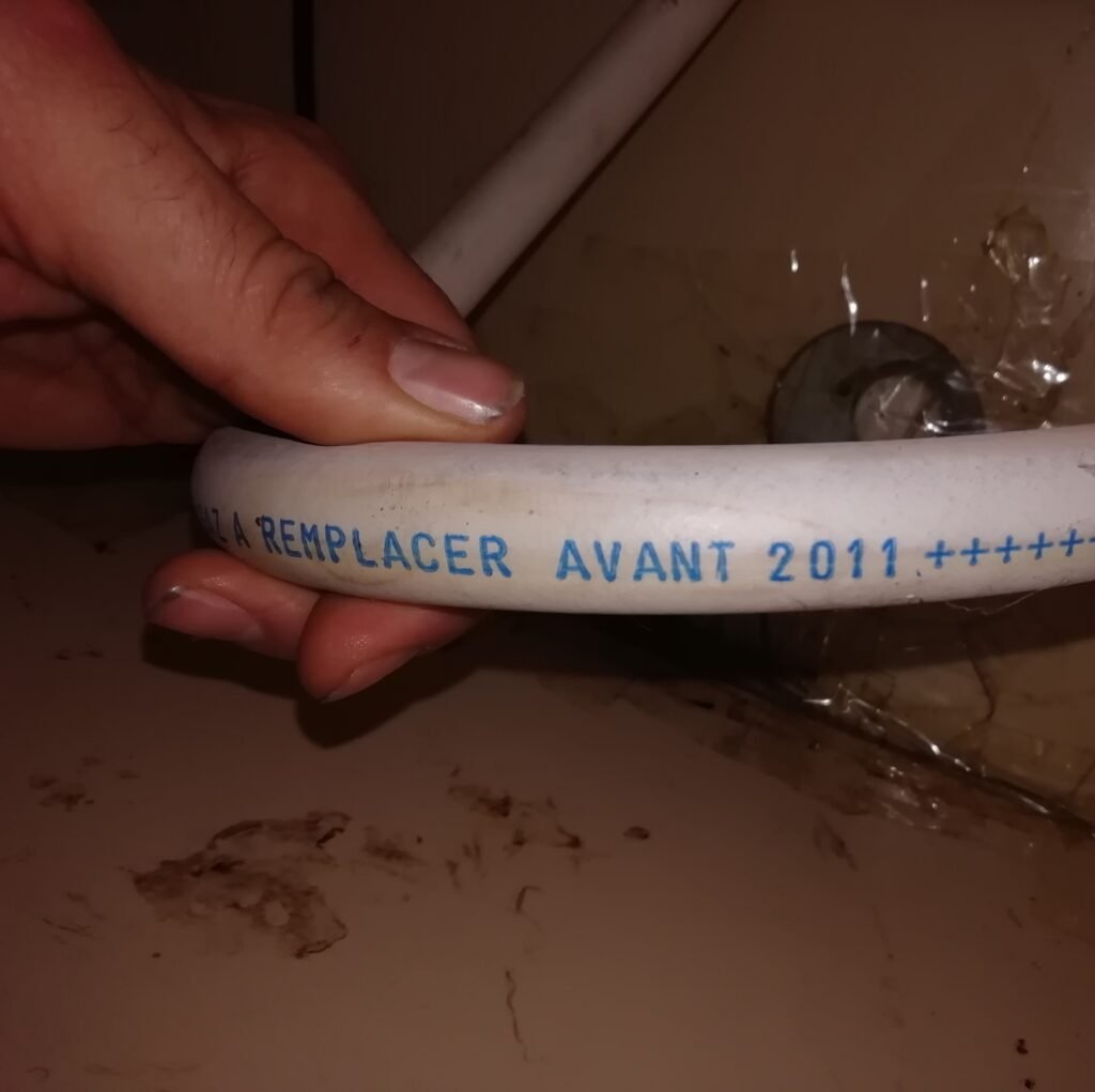 Tuyau souple de gaz périmé nécessitant un remplacement par un plombier qualifié